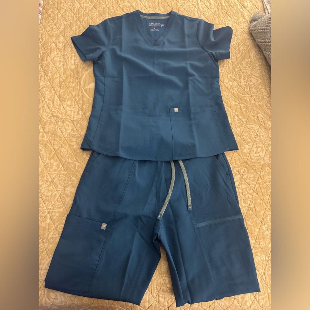 Fabletics scrub set